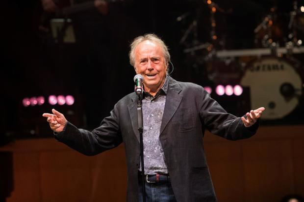 El cantautor Joan Manuel Serrat durante una actuación el pasado mes de septiembre.