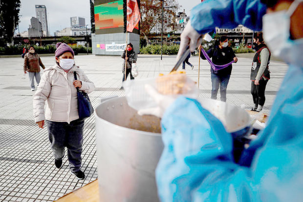 Por medio de una olla popular, hecha con comida que entrega el Gobierno argentino a los comedores comunitarios, exigieron provisiones que “realmente nutran” y “trabajo genuino”. Fotografía de archivo.