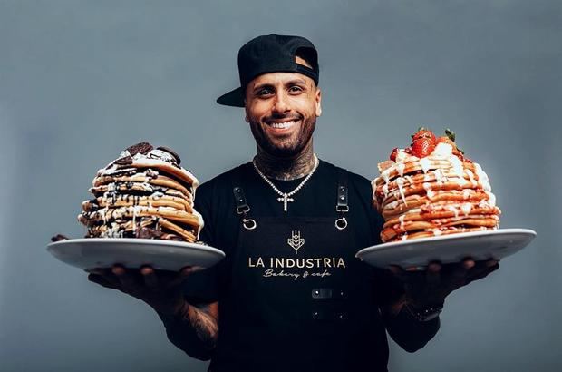 Fotografía divulgada por el reguetonero Nicky Jam en sus redes sociales donde aparece mientras sostiene dos platos de pancakes y vestido con un delantal, de La Industria Bakery & Café.