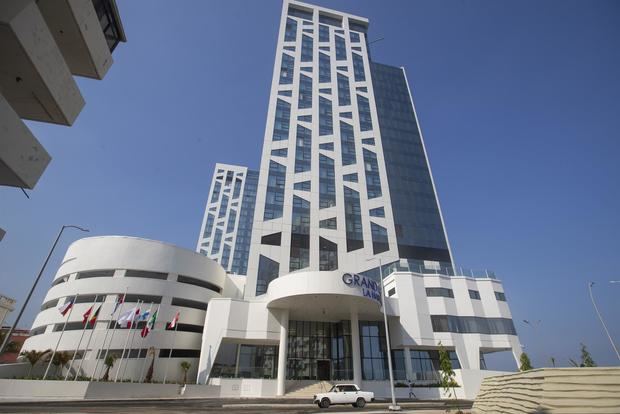 Vista de la fachada del Hotel Gran Aston que abre sus puertas hoy en La Habana (Cuba). El hotel cuenta con 600 habitaciones y será gestionado por el grupo indonesio Archipiélago International.