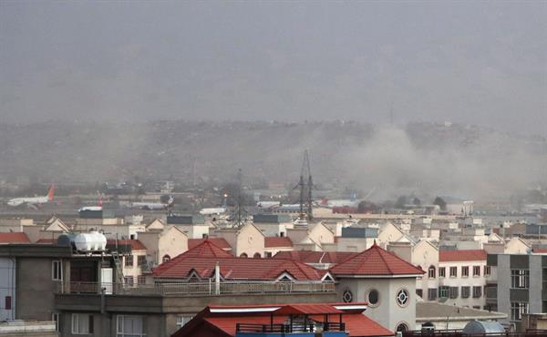Humo de la explosión frente al aeropuerto internacional Hamid Karzai, en Kabul, Afganistán.