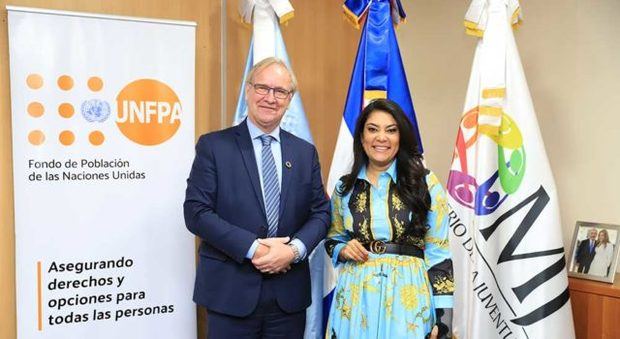 El director del UNFPA en República Dominicana, Arie Hoekman y la ministra de la Juventud, Robiamny Balcácer. 