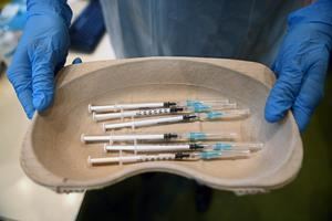 Entre el escepticismo y la desigualdad, las vacunas no terminaron con la pandemia