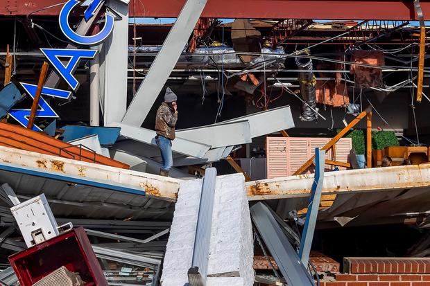 Una residente fue registrada este sábado al observar los daños en una empresa, después de que un tornado mortal azotara a Mayfield, Kentucky, EE.UU.