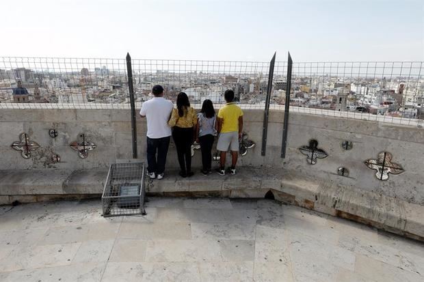 Una familia de turistas en lo alto del Miguelete de la Caterdal de Valencia (España) que empieza a recuperar la normalidad tras el estado de Alarma.