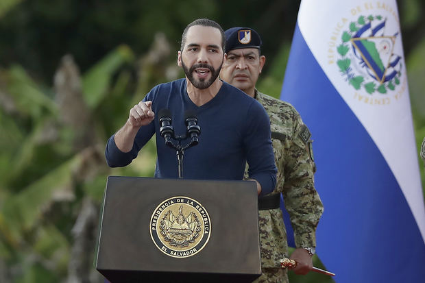 El presidente de El Salvador, Nayib Bukele, habla a tropas militares, hoy en Ciudad Arce, El Salvador.