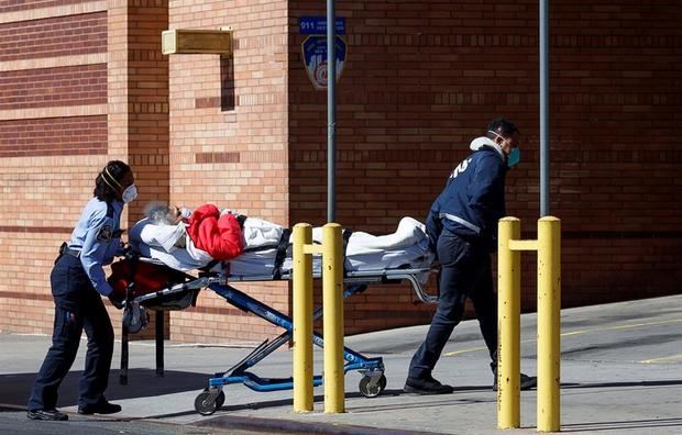 Los paramédicos llevan a un paciente a la entrada de la sala de emergencias del Centro Médico Wyckoff Heights, en Brooklyn, Nueva York, EE. UU.