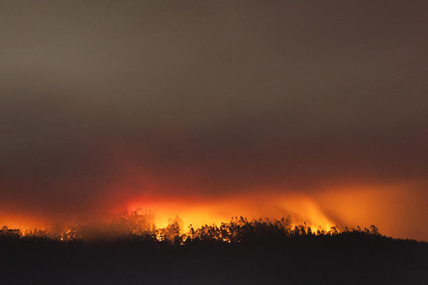 Fotografía de un incendio forestal en sector Dichato de la comuna de Tomé, Región del Biobío, Chile.