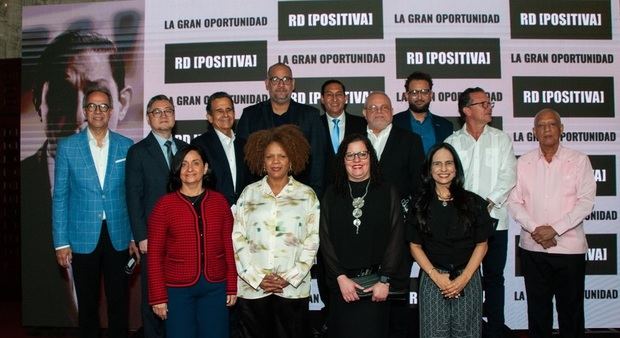 Luis Molina y Jason Blanco junto a las personalidades que participaron en el documental La Gran Oportunidad.