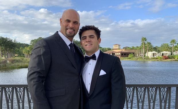 Albert Pujols junto a uno de sus hijos.