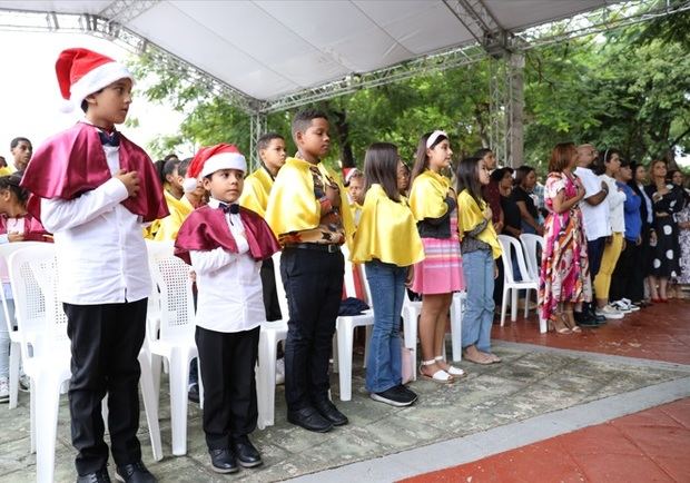 Niña graduanda mientras se toca el Himno Nacional.