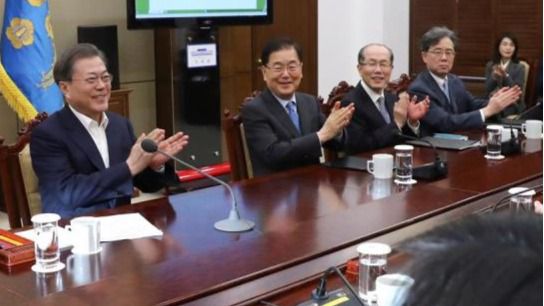 El presidente surcoreano, Moon Jae-in, felicitó hoy a todo el equipo de 'Parasite'.