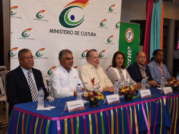 Mesa principal:  Bienvenido Amánzar, gobernador de la Provincia Hermanas Mirabal;  el ministro de Cultura, Eduardo Selman, Edilí Pichardo, Viceministra de Identidad Cultural y Ciudadanía, el senador Luis René Canaán y Ramón Rivas (Chicho), director Interino de Carnaval.