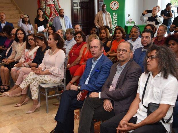 Vista de las personalidades presentes en la rueda de prensa.