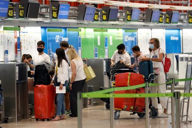 Pasajeros en el aeropuerto de Madrid Adolfo Suárez Barajas.