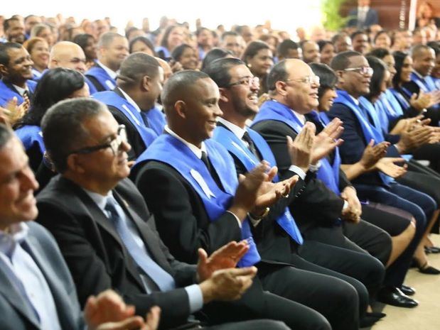 Fiscalizadores en el acto de graduación.