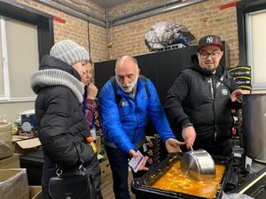 El cocinero español José Andrés (2d) junto al equipo de cocina de Fest Republic en Leópolis, al oeste de Ucrania, en una fotografía del pasado 12 de marzo.