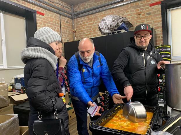 El cocinero español José Andrés (2d) junto al equipo de cocina de Fest Republic en Leópolis, al oeste de Ucrania, en una fotografía del pasado 12 de marzo.