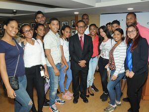 Basilio Belliard junto a jóvenes que asistieron a su presentación.