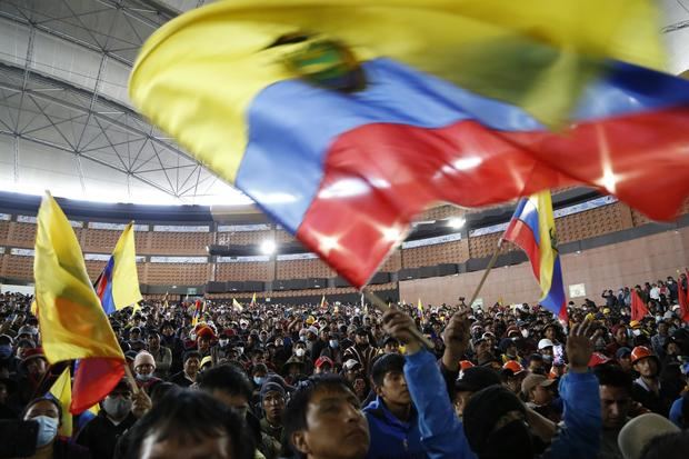 Indígenas celebran el fin del paro nacional ayer jueves en Quito, Ecuador.