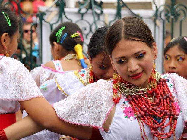 Bailarines del grupo ambateño Arte Corazón, durante una de sus presentaciones en la plaza de la catedral de la ciudad, este sábado, en Ambato (Ecuador).