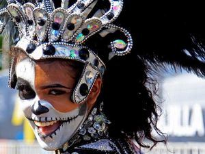Una integrante de una comparsa desfila, este domingo, en la Gran Parada de Tradición durante el segundo día del Carnaval de Barranquilla (Colombia).