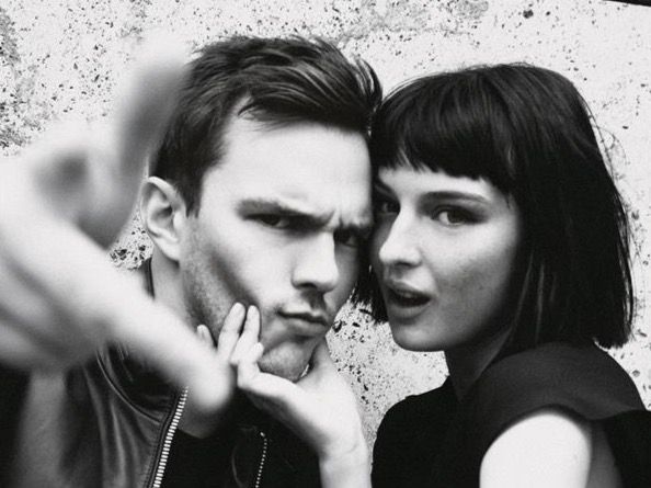 El actor británico Nicholas Hoult y la actriz italiana Alice Pagani, imagen de Armani. 