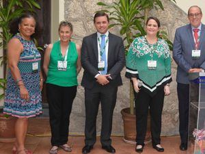 En el centro, la presidenta en RD del Colegio Americano de Ginecólogos Obstetras, Elisa Fernández de Scheker, junto Milcíades Albert y Agustín Díaz, miembros del comité coordinador del congreso.