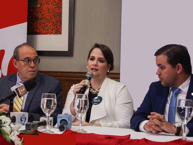 Desde la izquierda, los gineco-obstetras Jenny García, secretaria de ACORD RD; Rosa América de Paredes, vicepresidente; Agustín Díaz, tesorero; Elisa Fernández de Scheker, presidenta; y Milcíades Albert, presidente del Comité de Consejeros.