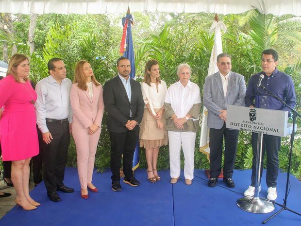 Collado entrega reconocimientos a personalidades que financiaron reconstrucción Avenida de la Salud.