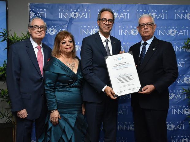 José Mármol recibe el reconocimiento de Luis Sánchez Noble, Mildred Josefina de Sánchez Noble y José Espaillat Muñoz.