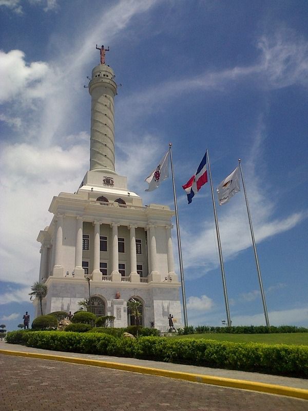 Monumento a los Héroes de la Restauración mejor conocido como el Monumento de Santiago.