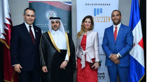 Federico Cuello con el Ministro de medioambiente y comunidades locales, Abdullah bin Abdulaziz Turki Al-Subaie, jefe de la delegación qatarí ante la 176 celebración del día nacional dominicano. Acompañan al embajador Federico Cuello su señora esposa Natalia Federighi de Cuello y el encargado de la sección consular de la embajada, Jonathan Delgado.