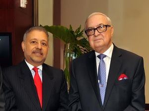 Leonel Castellanos Duarte junto a Luis Sánchez Noble, director del Premio, y pasado presidente de la ANEIH.