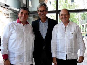 Los embajadores de México, Carlos Peñafiel; de Alemania, Volker Pellet, y de Israel, Daniel Birán Bayor, durante el recorrido.