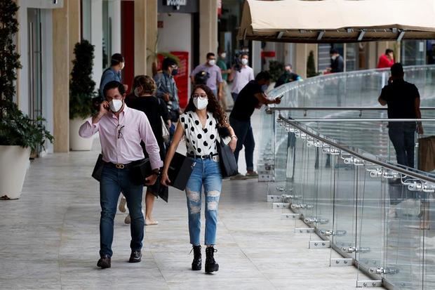 Consumidores hacen sus compras en un centro comercial este miércoles en Ciudad de México (México).