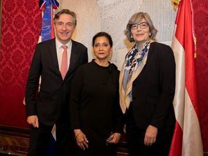 Embajadora Lourdes Victoria-Kruse junto al Embajador Enno 
Drofenik, Jefe de Protocolo y Embajadora Elisabeth Kehrer, directora del Departamento para América, ambos del Ministerio para Europa y Asuntos Internacionales de Austria.