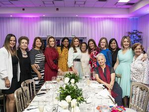 Carolina Mejía y distinguidas asistentes al almuerzo de la empresa Claro en  conmemoración al Día Internacional de la mujer.