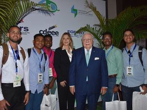 Antonio Isa Conde, ministro de Energía y Minas junto a asistentes al programa implementación de ahorro energético.