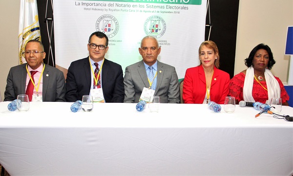 Marcelino de la Cruz; presidente de la cooperativa del Colegio de Notarios; Román Jáquez Liranzo, presidente del Tribunal Superior Electoral; Pedro Rodríguez Montero, presidente del Colegio de Notarios; Laura Sánchez, secretaria; Rina Asencio, tesorera.