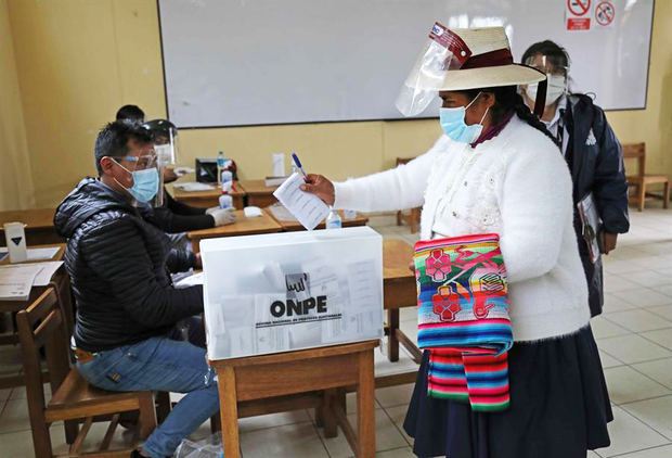 Una mujer ejerce su derecho al voto durante las elecciones presidenciales, el 11 de abril del 2021, en un centro de votación en Cusco, Perú.