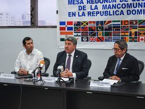 En el centro, Chris Campbell, embajador británico, interviene en el encuentro, en compañía de Fernando González Nicolás y Roberto Herrera, presidente y vicepresidente de la Mesa de la Mancomunidad.