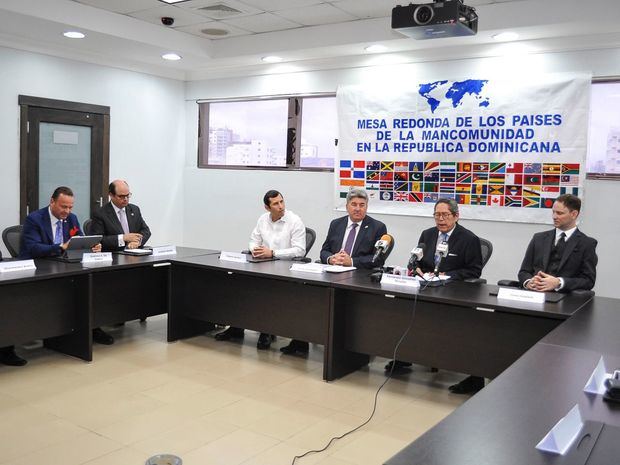 Desde la izquierda, Dermendra Basita, presidente de la Cámara de Comercio de la India; Gustavo de Hostos, presidente de la Cámara Domínico Canadiense; Antonio Ramos, vicepresidente ejecutivo de la Cámara de Comercio de Santo Domingo; Roberto Herrera, vicepresidente de la Mesa de la Mancomunidad; Chris Campbell, embajador británico; Fernando González Nicolás, presidente de la Mesa de la Mancomunidad y Collin Holditch, cónsul general del Canadá.
