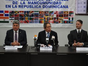 En el centro, Fernando González, presidente de la Mesa de la Mancomunidad, se dirige de los presentes. Le acompañan, Chris Campbell, embajador británico y Collin Holditch, cónsul general del Canadá.