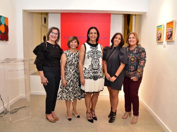 Griselda Carron, Susy Guzmán, Alexandra Matos de Purcell, Carla Abusada y Lena Besosa.