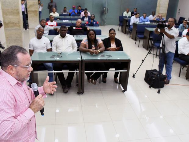 El doctor William Duke habla a dirigentes y técnicos federados convocados para hablar de los trabajos de preparación de la delegación dominicana que asistirá a los Juegos de Tokio.