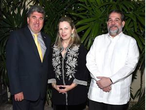 Guillermo Álvarez García - Godoy, Margarita Miranda de Mitrov y Chris Campbell.