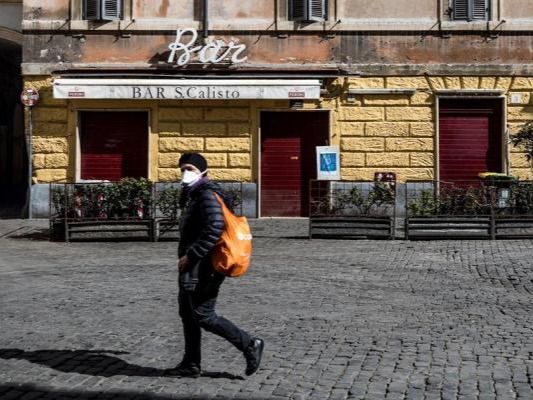 Peatón en calle de Italia.