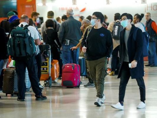 Personas protegidas ante el coronavirus en aeropuerto.