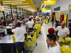 Supermercados abarrotados ante amenaza del Covid-19
